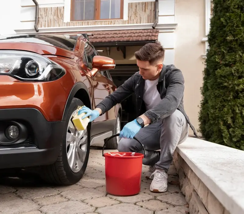 Lavage auto à domicile Les Ayvelles : professionnel intervenant sur un véhicule